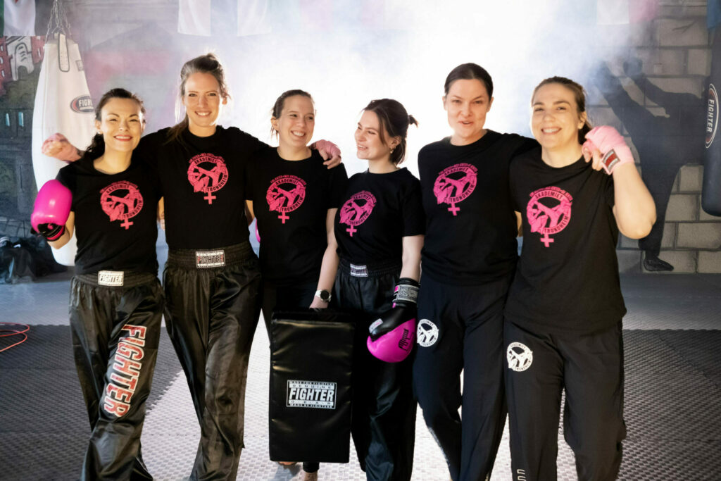 Samle bilde av 6 jentetrenere hos Akademiet Kickboxing og bokseklubb i Trondheim