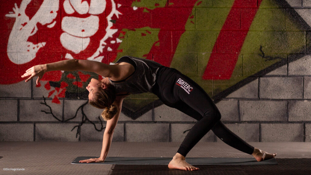 Kvinne trener yoga på treningsmatte